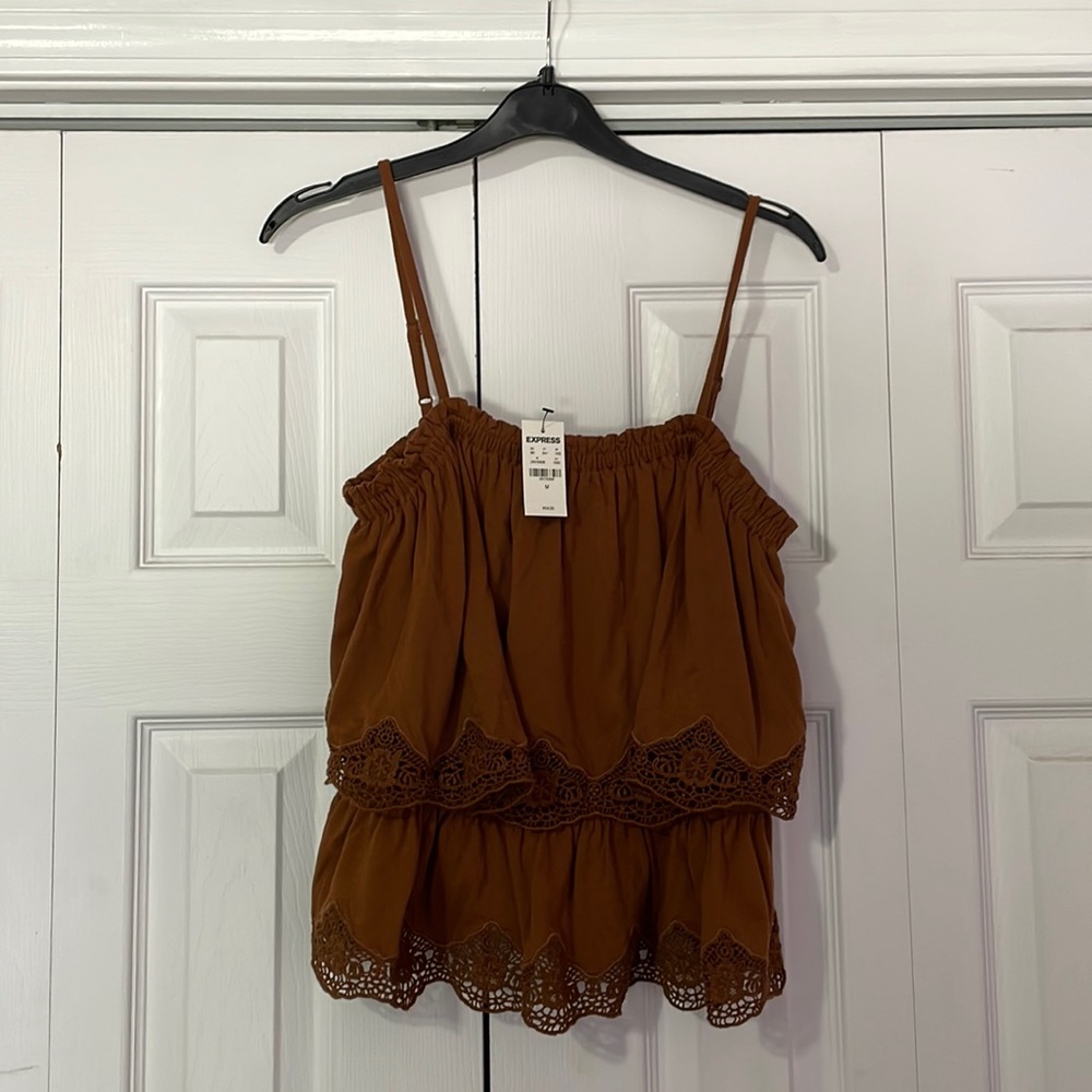 Ruffled tank top with lace detail